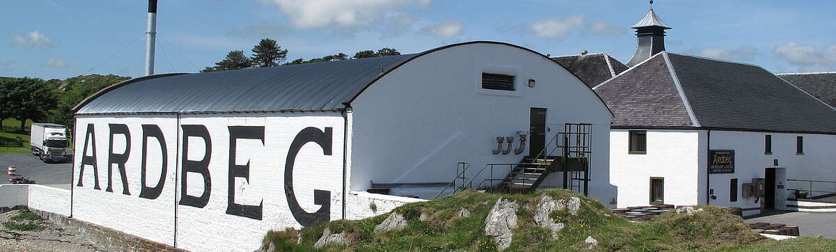 The Ardbed distillery on a nice day